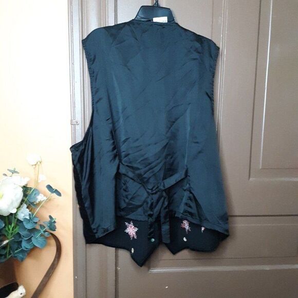 Bobby Brooks Women's 22W/24W Black Velvet Christmas Vest - Picture 2 of 10